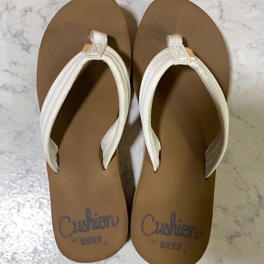 Reef Cushion Brown and White Flip Flops Size 8 - Picture 2 of 8